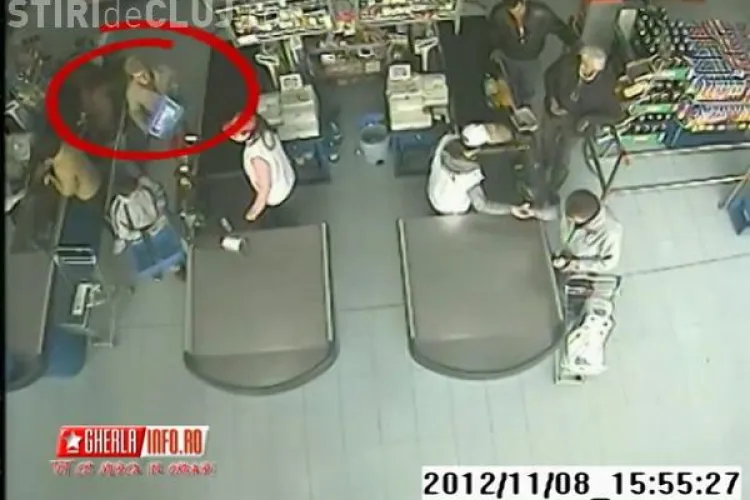 Cum a furat o bătrână din Gherla un portofel cu 1.500 de lei.  Totul a fost filmat de camerele de supraveghere - VIDEO