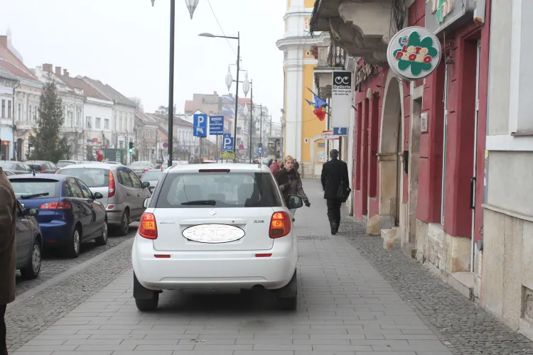 A parcat pe Eroilor, pe trotuar, ca să pună bilete la LOTO - FOTO