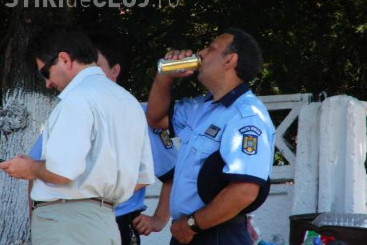 Polițiști din Dej, cu berea în mână în timpul serviciului - FOTO