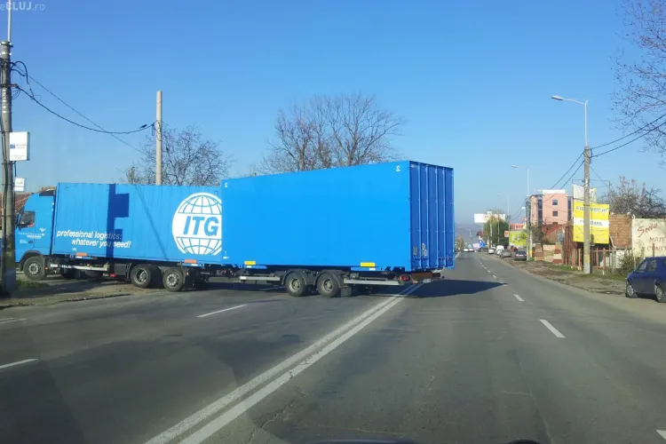 Nesimțire! Cu TIR -ul pe linia dublă continuă pe Calea Turzii - FOTO
