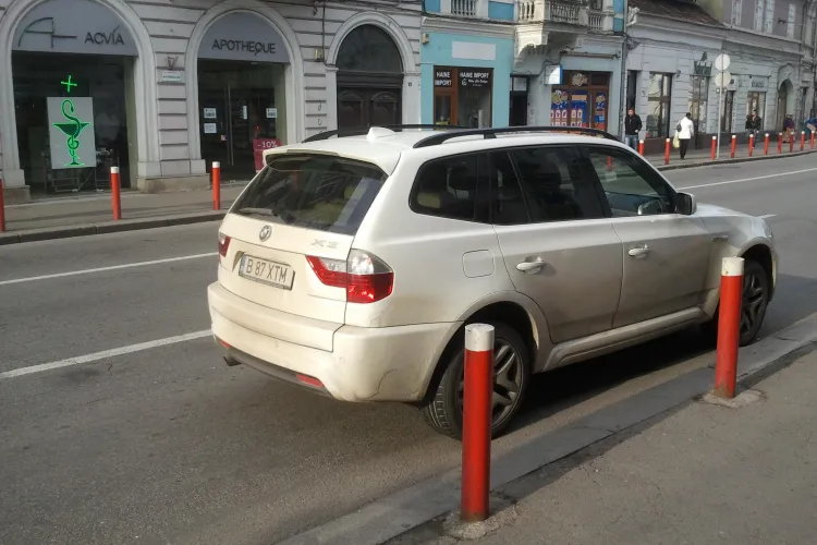 Parcări haotice pe strada Regele Ferdinand  - FOTO