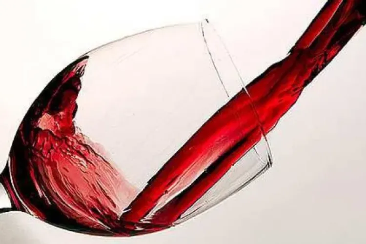 Descoperire IMPORTANTĂ! Vinul ajută la tratarea cancerului