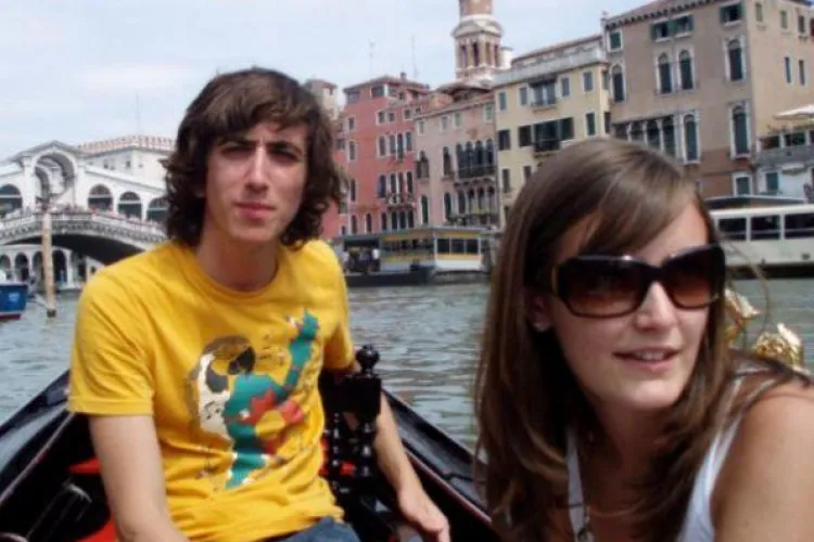 Un tânăr s-a sinucis după ce a luat un medicament contra acneei