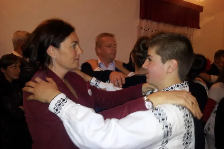 Elena Uioreanu își face campanie cu ajutorul minorilor - FOTO