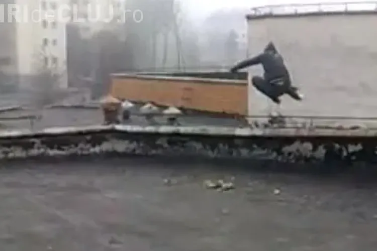 Doi tineri fac Parkour pe cinematograful Dacia din Cluj și își pun viața în pericol - VIDEO
