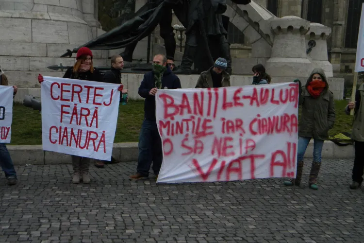 Protest în Piața Unirii. Ecologiștii Roșia Montană se raliază celor din Grecia, unde se face un proiect similar - VIDEO și FOTO