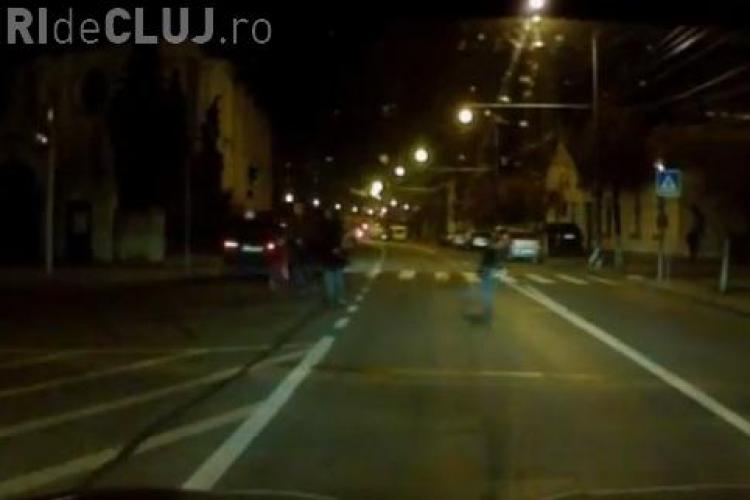 Părinți inconștienți pe 21 Decembrie, în Mărăști: Fug pe stradă, printre mașini, cu patru copii după ei - VIDEO