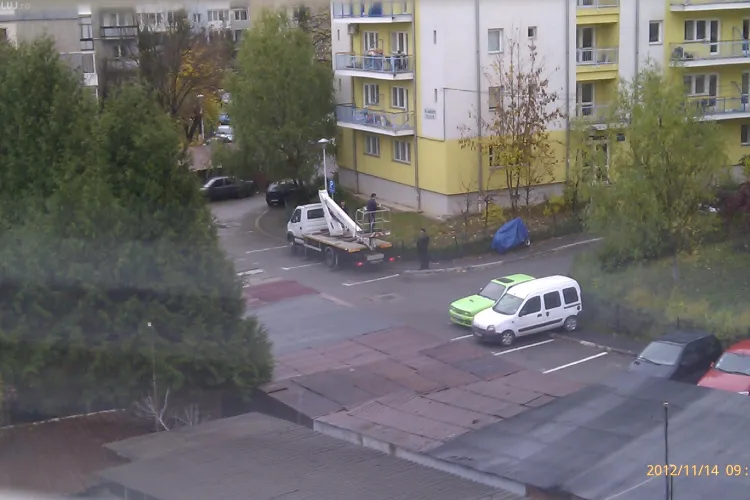 ”Dorel” debarasează țigle de pe un bloc de pe Mehedinti, îmbrăcat în trening și cu adidași - FOTO