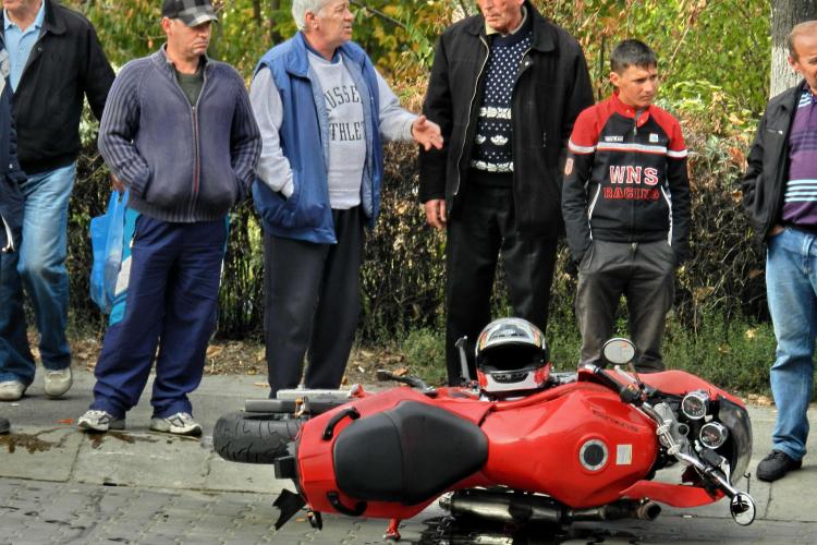 Un motociclist a fost rănit pe Aurel Vlaicu, în Mărăști - FOTO
