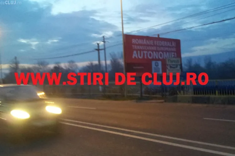 Ungurii lui Laszlo Tokes cer AUTONOMIE pe un panou amplasat la intrare în Cluj-Napoca dinspre Florești - FOTO