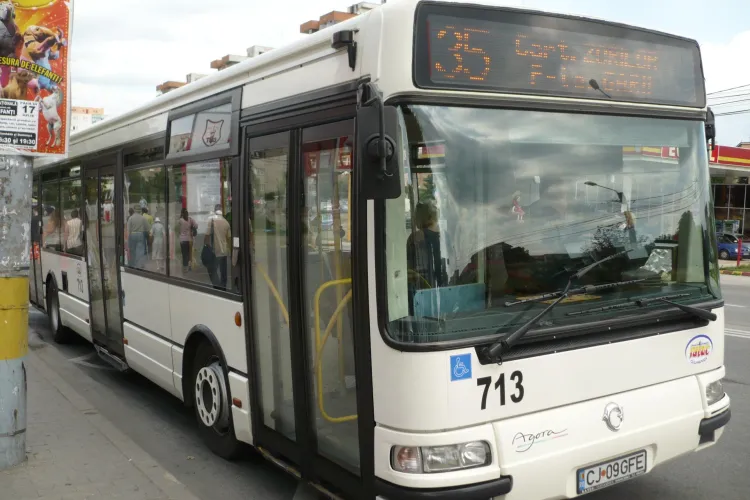 Incident într-un autobuz din Cluj-Napoca. Mai multe persoane au fost rănite