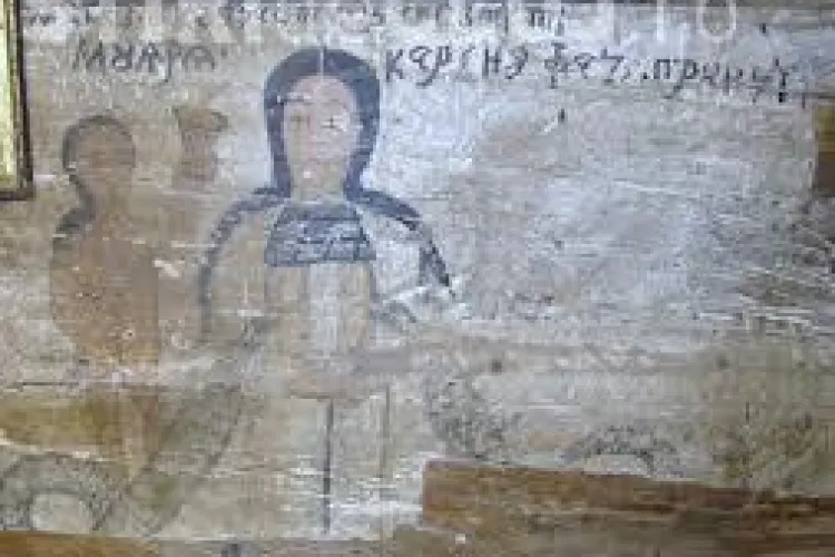 Picturi cu femei în sânii goi într-o biserică din județul Cluj