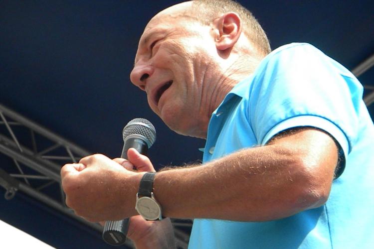 Băsescu îl face pe Ponta mitoman: Când vine la mine e ca un pisicuţ