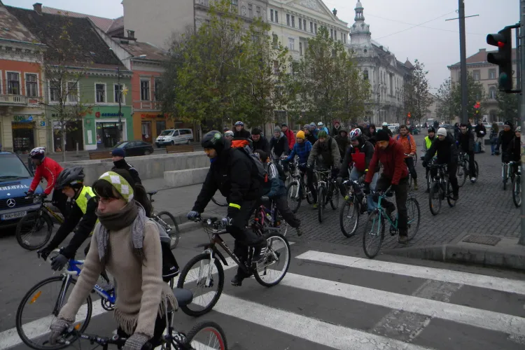 Bicicliștii clujeni au pornit într-un marș prin centrul orașului - FOTO