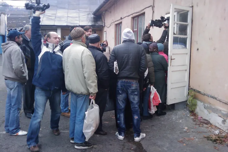 Înghesuială la Cluj la distribuirea ajutoarelor de la UE. Organizarea lasă de dorit. Oameni nemulţumiţi pleacă acasă cu sacoşa goală-VIDEO