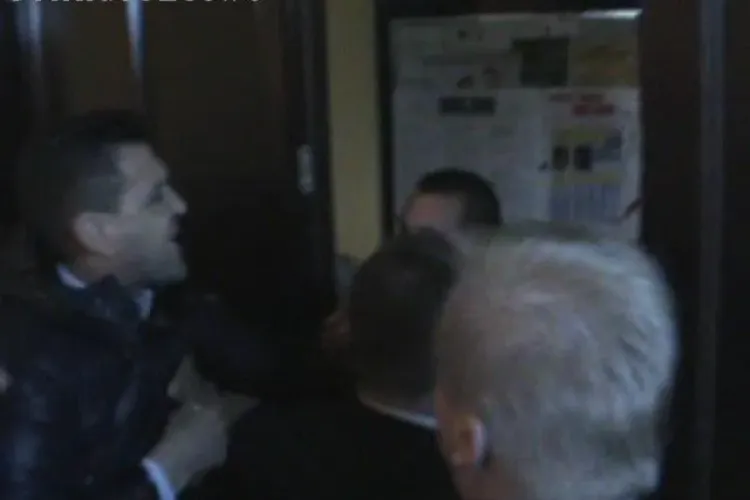VIDEO EXCLUSIV! Un clujean a fost luat de gât de SPP pentru că a vrut să vorbească cu Ponta