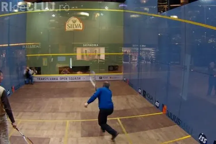 Emil Boc a jucat squash în terenul de sticlă de la Iulius Mall - VIDEO