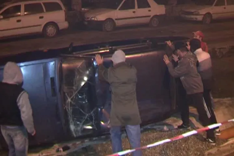 A vrut să evite o groapă pe Bulevardul Muncii și s-a răsturnat în groapa săpată pentru linia de tramvai - VIDEO