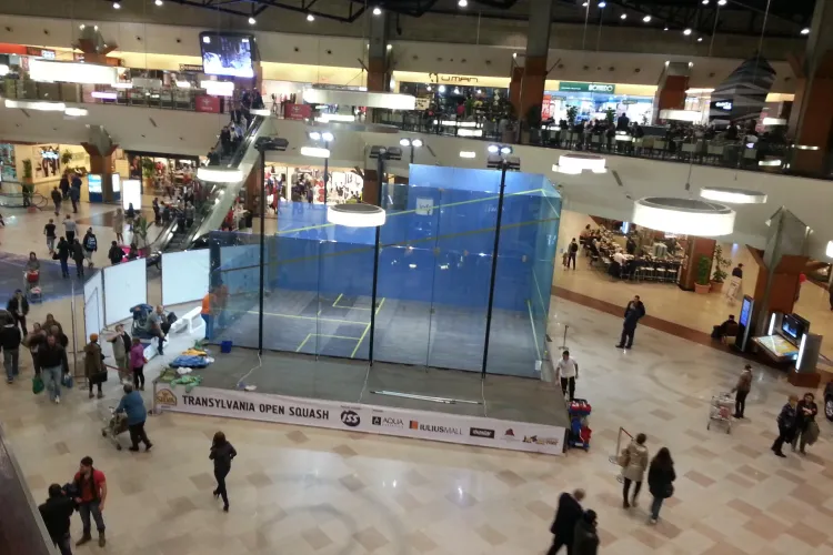 Teren de sport din sticlă, în premieră națională, la Iulius Mall Cluj - VEZI cum arată construcția - FOTO