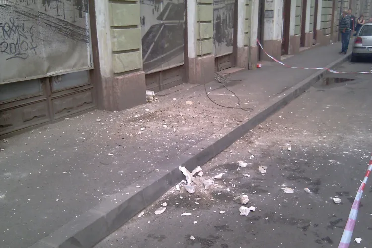 Doua bucati din acoperisul unei cladiri de pe strada Iuliu Maniu din Cluj -Napoca s-au prabusit pe masina unei femei - VIDEO si FOTO