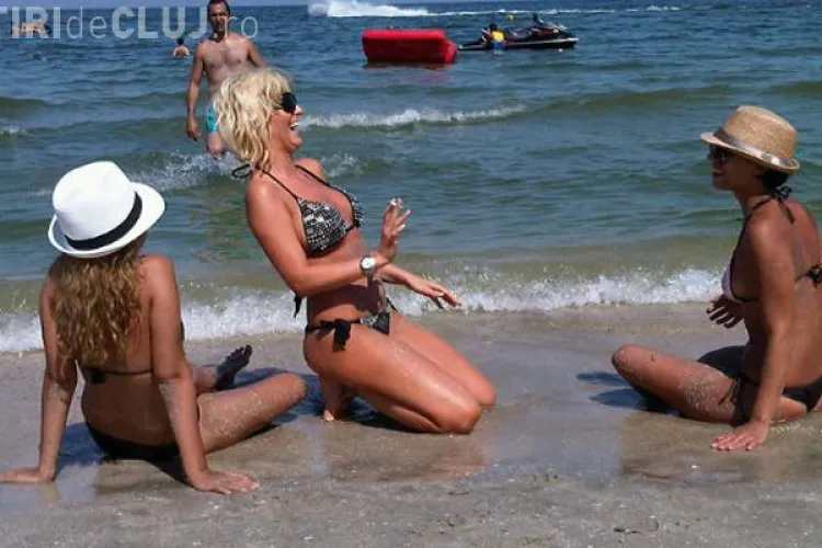 Delia Matache, sexy si cu tigara in mana pe malul marii - FOTO