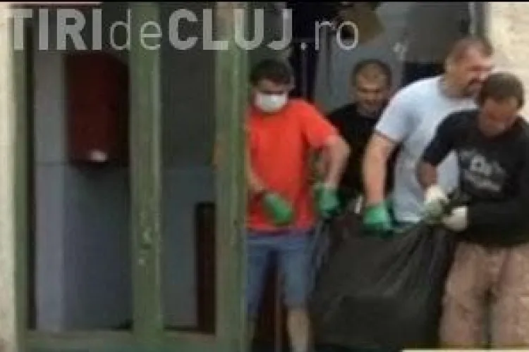 O femeie din Turda a stat cu cadavrul iubitului in casa 4 zile. Cainii din apartament au inceput sa il manance