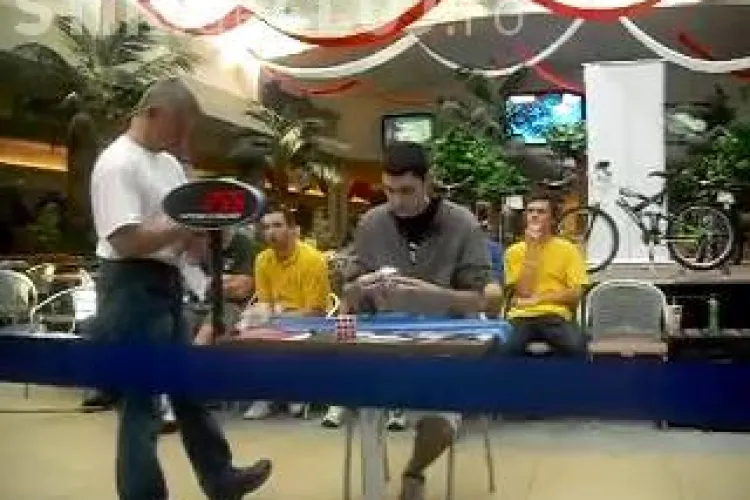 VIDEO - Un tanar a rezolvat un cub Rubik in 11,72 secunde. Competitia s-a derulat sambata la Cluj. VEZI rezultatele!