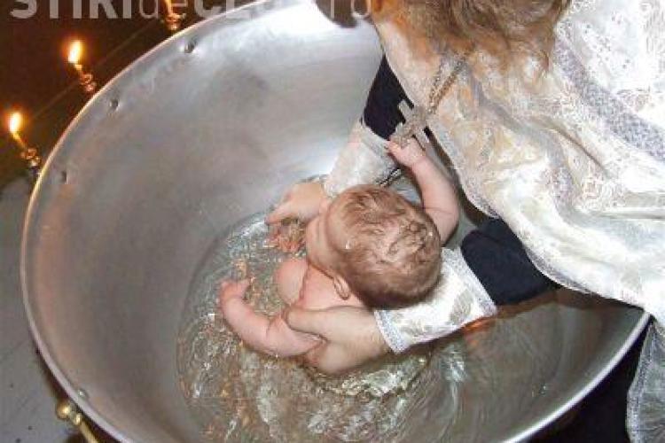 Un bebelus a murit la botez. Micutul s-a inecat dupa ce preotul l-a scufundat in apa