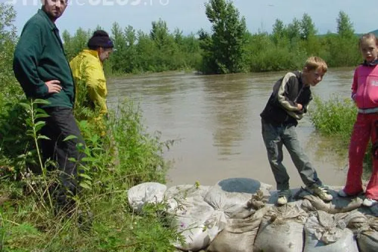 Avertizare hidrologica la Cluj, cu depasiri ale cotelor de inundatie si scurgeri de pe versanti!
