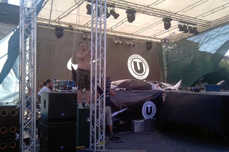 Mai sunt doua ore pana cand U Cluj isi va prezenta lotul cu care va ataca de Liga 1. Vezi aici pregatirile - VIDEO si FOTO