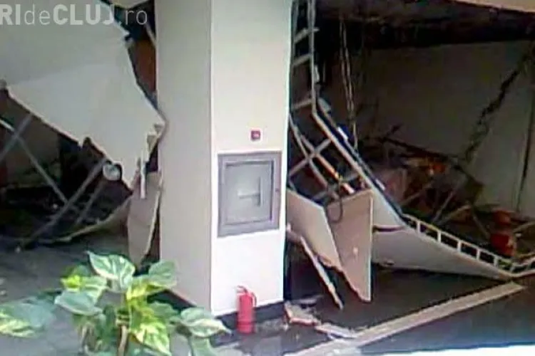 VIDEO: O bucata din tavanul Iulius Mall din Timisoara s-a prabusit