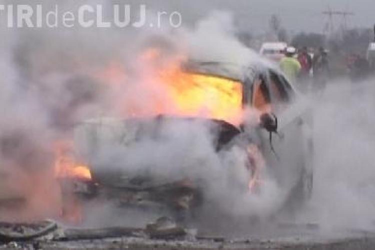 Accident urmat de un incendiu la Boldut: A intrat intr-un copac si i-a luat foc masina