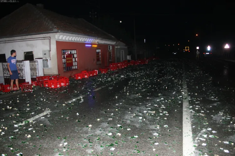 Un TIR incarcat cu bere Ursus s-a rasturnat la Iclod. Berea a curs "valuri" pe sosea si in santuri, spre dezamagirea localnicilor - Galerie FOTO