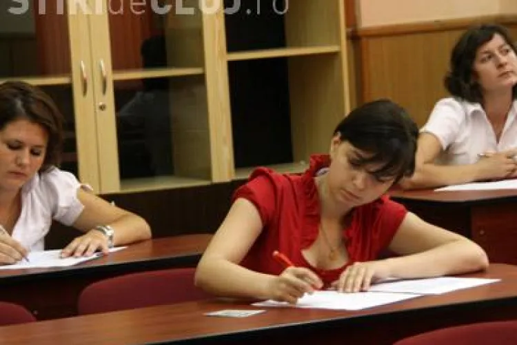 Patru tineri au fost eliminati de la BAC in Cluj. Candidatii au copiat de pe fituici si cu ajutorul castilor hands free