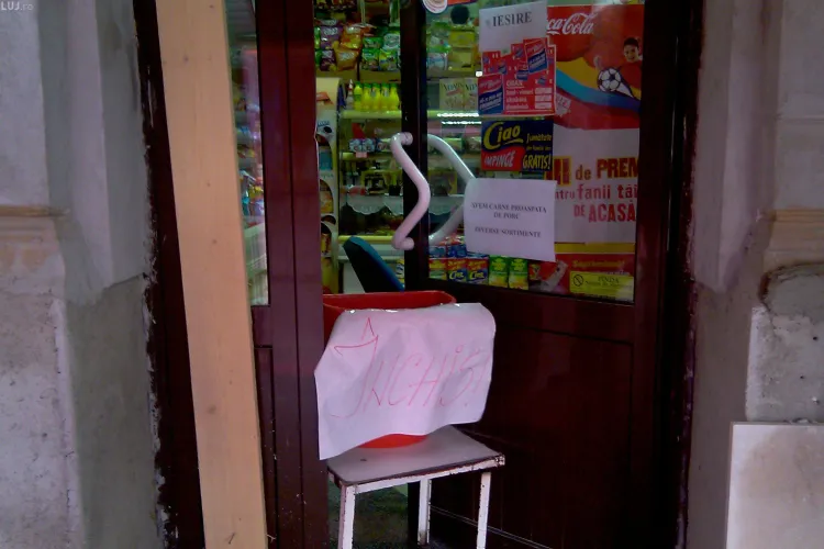 Vin scumpirile! Magazinele din centrul orasului si supermarketurile au inchis miercuri dupa ora 20.00 pentru a modifica preturile