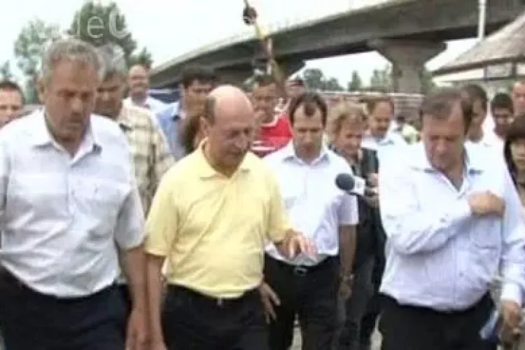 Traian Basescu catre SPP in timpul vizitei din Suceava: "Dati presa din fata mea!" - VIDEO