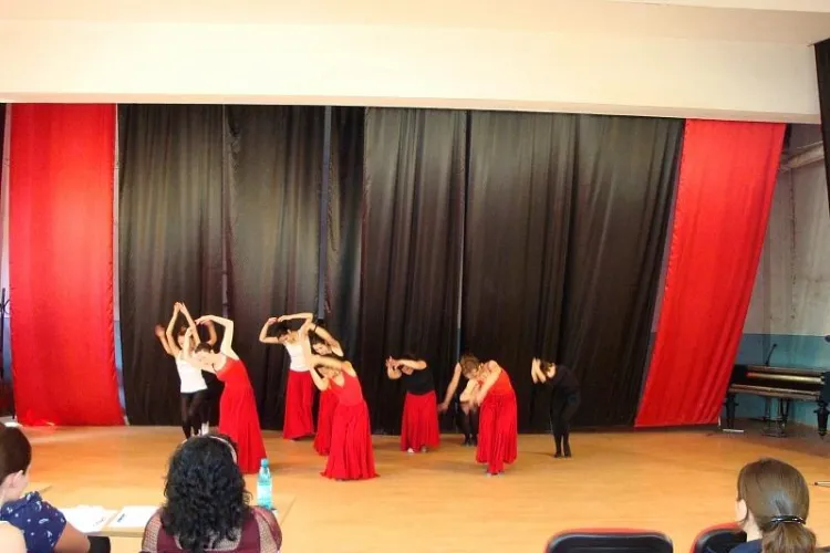 Preturi de criza la Scoala Populara de Arte din Cluj: 450 lei/an cursul de canto si 150 cel de dansuri populare romanesti