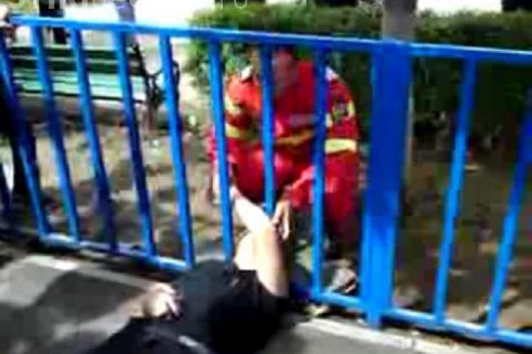 VIDEO - Un tanar si-a prins capul intr-un gard si a fost scos cu ajutorul pompierilor