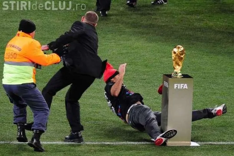 Jimmy Jump a incercat sa fure trofeul Cupei Mondiale! FOTO si VIDEO