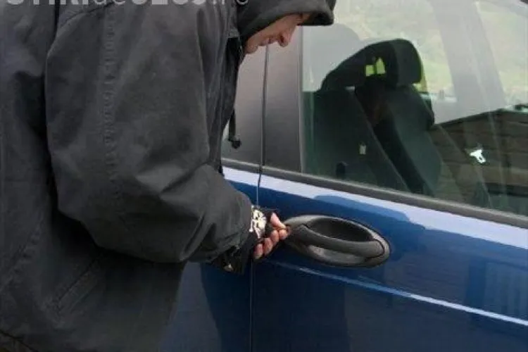  Doi minori de 15 ani din Turda sunt profesionisti la spart autoturisme. Azi noapte au fost prinsi in flagrant