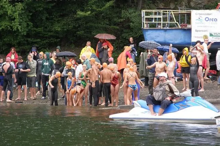 90 de clujeni traverseaza maine inot lacul Tarnita