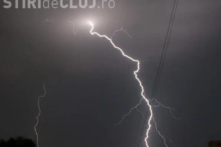Un nor ciudat a fost filmat deasupra orasului Cluj-Napoca. Se vad descarcari electrice, dar fara sunete si nici nu ploua - VIDEO 
