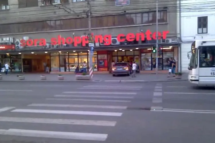 EXCLUSIV - Soferul unei masini de lux a parcat pe trotuar in fata la SORA pentru a-si cumpara tigari si a lasat avariile pornite - VIDEO