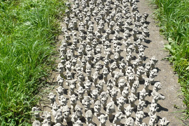 Un artist plastic din Cluj vinde 7.000 de figurine din ceramica pentru a-si ajuta fiul bolnav de diabet. Expozitia va fi in Piata Unirii - FOTO