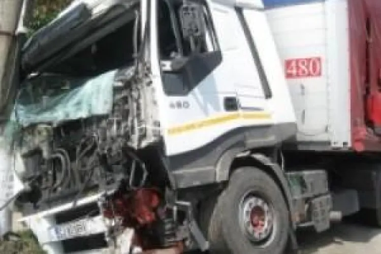 Accident grav in Iclod. Un TIR a intrat intr-o casa dupa ce a rupt un stalp! Soferul a adormit la volan - VIDEO