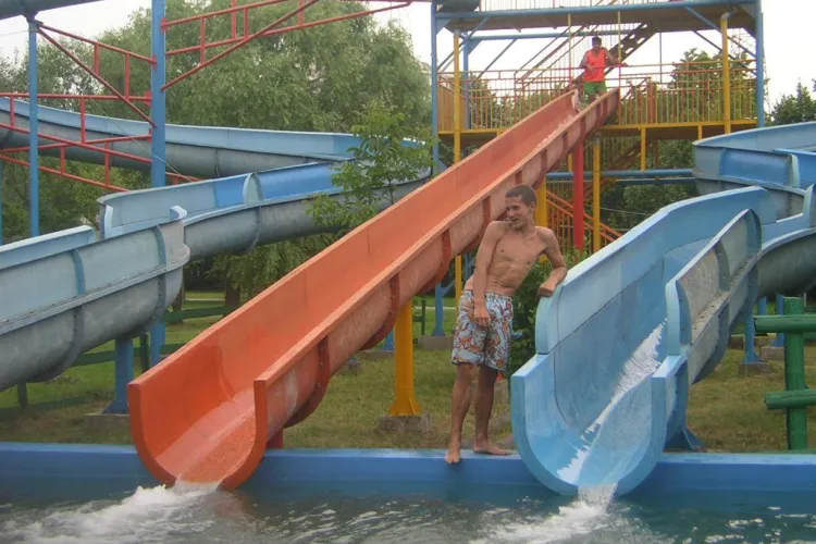 Toboganul acvatic de la strandul Sun din Cluj a fost pus astazi in functiune - FOTO