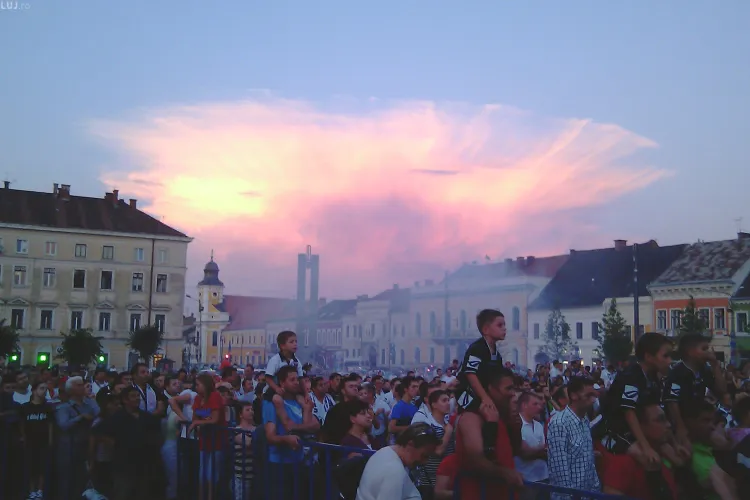 Sorin Apostu huiduit si injurat in Piata Unirii la prezentarea lotului U Cluj - VIDEO