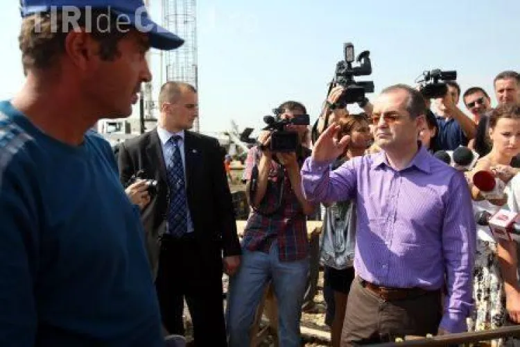 VIDEO - Emil Boc atacat cu oua si rosii la Galati. Premierul nu a fost nimerit si a apucat sa se refugieze in masina