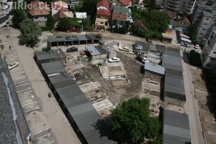 Lucrarile la Parkingul din Marasti, de pe strada Fabricii, au inceput cu demolarea garajelor din zona - Galerie FOTO