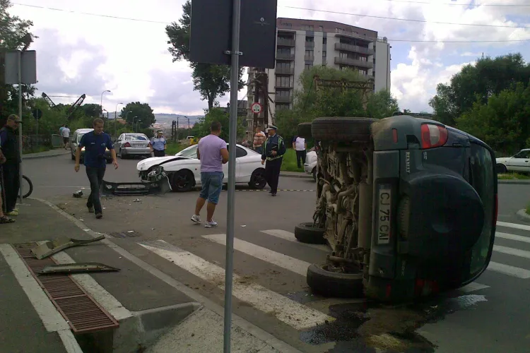 Accident pe strada Nadasel. O masina de teren s-a rasturnat in urma impactului si o persoana este ranita